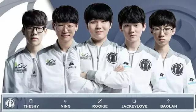 紧随其后 紧随其后