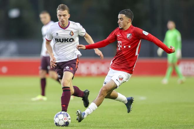 根据阿雅克 根据阿雅克